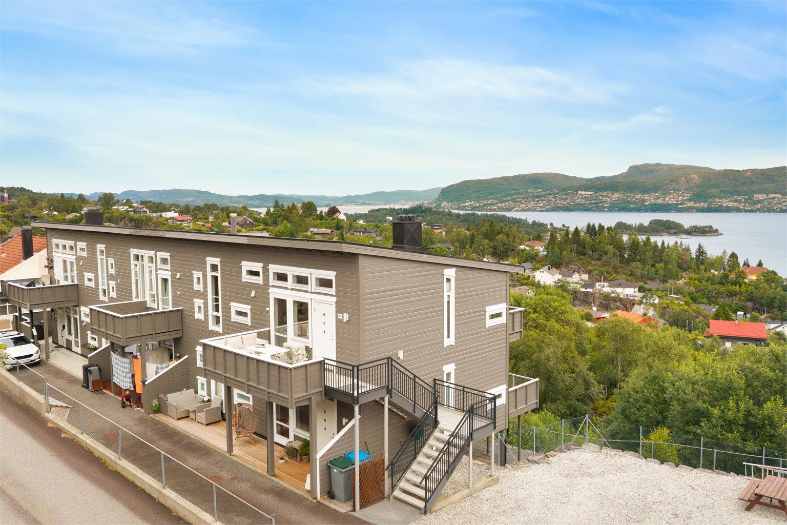 Hjørne-leilighet med høy og fri beliggenhet i et etablert boligområde.