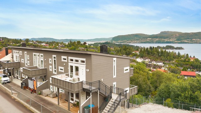 Hjørne-leilighet med høy og fri beliggenhet i et etablert boligområde.
