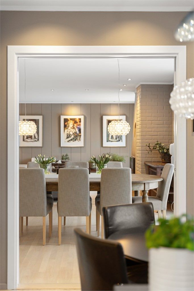 Et åpent utsyn fra spisestuen mot kjøkkenet skaper en sosial og inkluderende atmosfære.