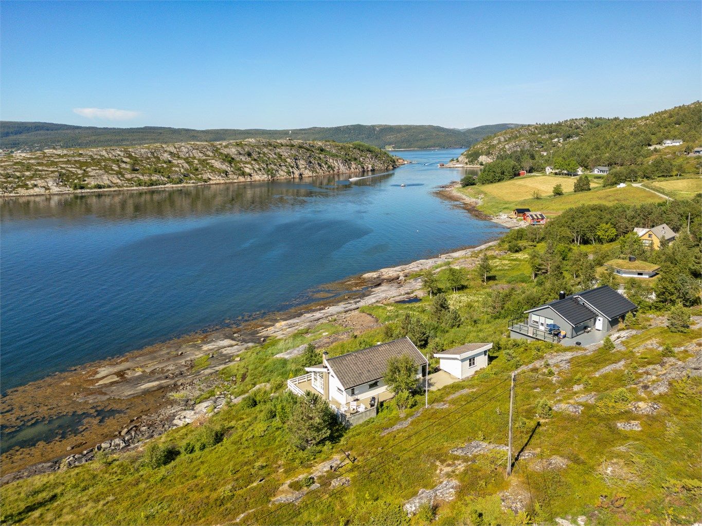 Råkvåg regnes som en av Norges best bevarte kystperler, et levende og sjarmerende tettsted med rik historie, hyggelig atmosfære og et pulserende sommerliv. 