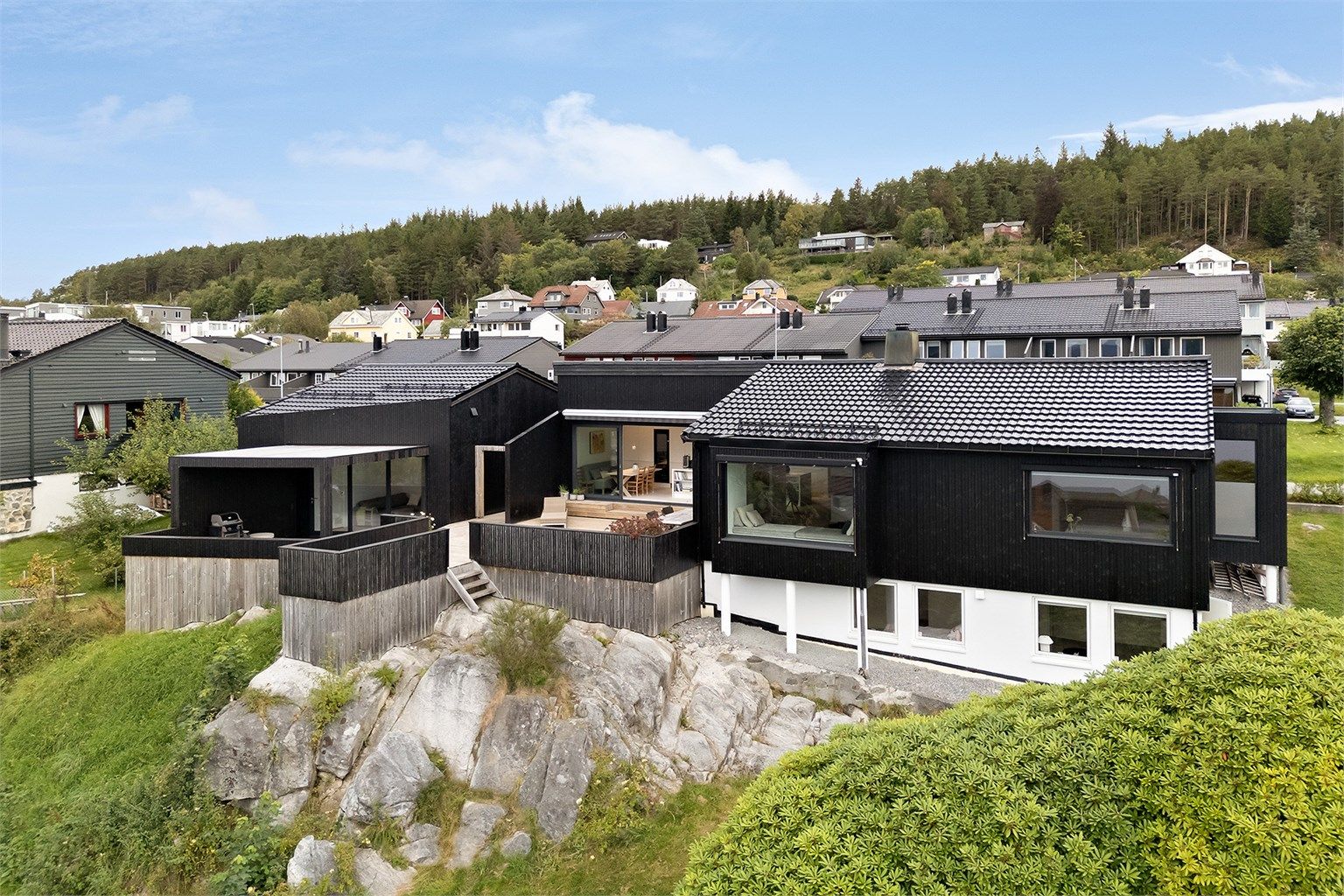 Boligen ble rehabilitert i 2014. Etterisolert. Ny bordkledning. Nye vinduer. Luft/vann varmepumpe