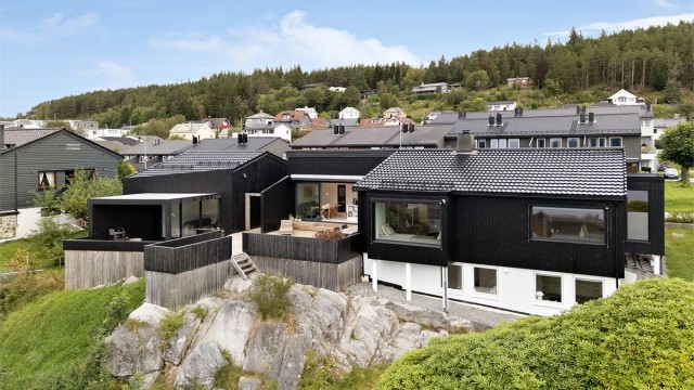 Boligen ble rehabilitert i 2014. Etterisolert. Ny bordkledning. Nye vinduer. Luft/vann varmepumpe