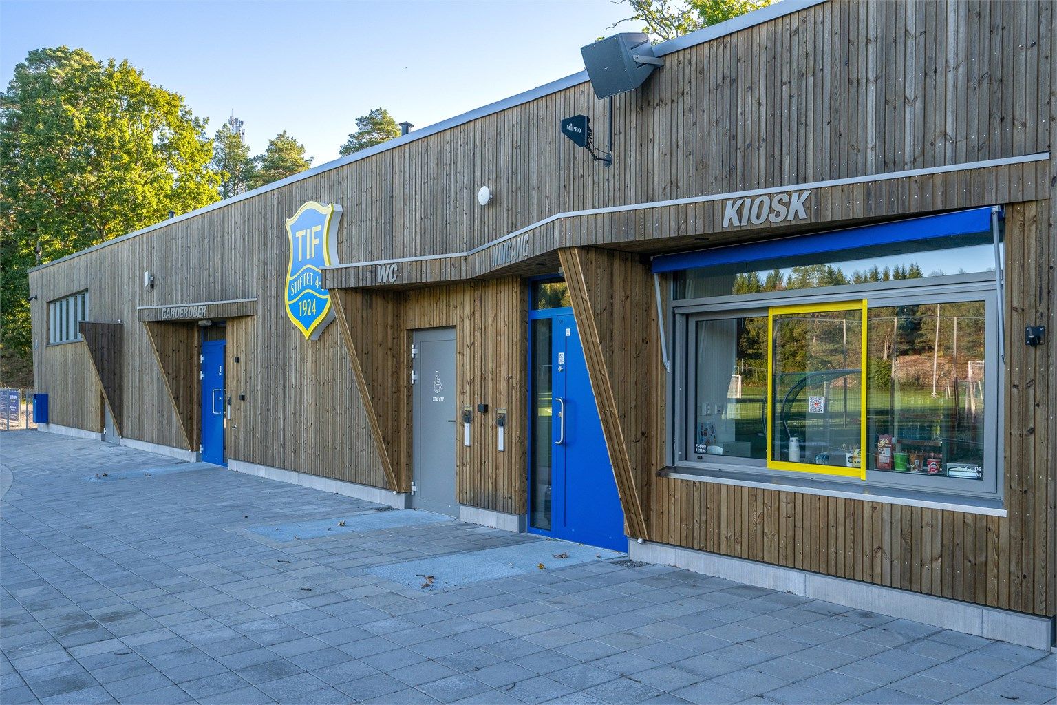 Teie IFs anlegg med garderober, klubblokaler og kiosk ved idrettsplassen.