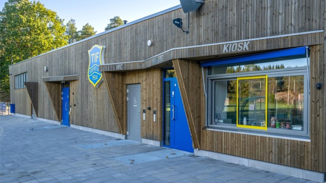 Teie IFs anlegg med garderober, klubblokaler og kiosk ved idrettsplassen.