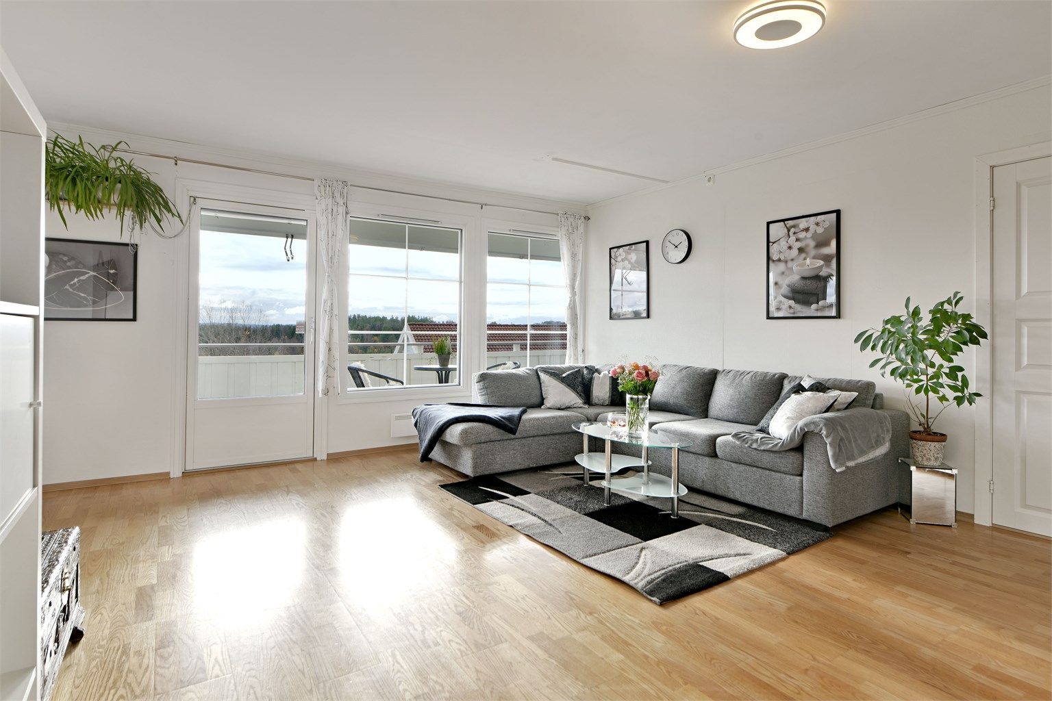 Stue- med god plass til sofa og møblering, utgang til stor balkong