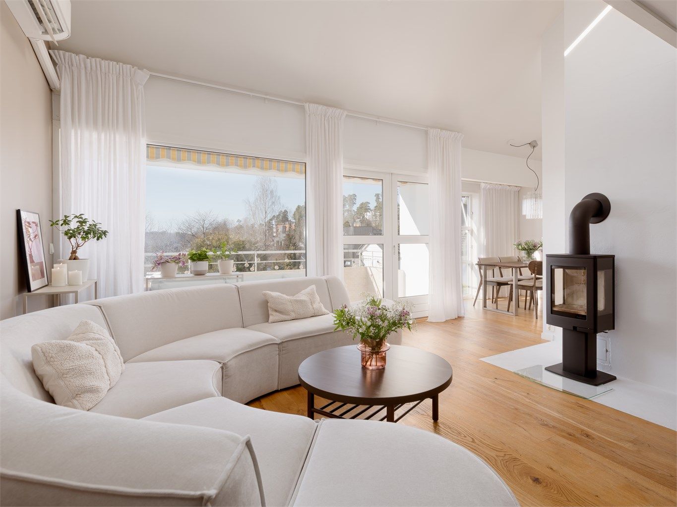 Stuen har god planløsning og kan enkelt innredes med sofagruppe, salongbord og TV-møbel. 