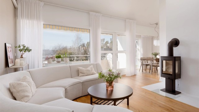 Stuen har god planløsning og kan enkelt innredes med sofagruppe, salongbord og TV-møbel.