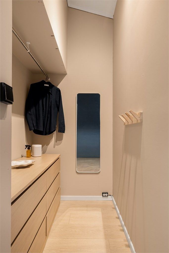 Lekkert hovedsoverom med walk-in garderobe.