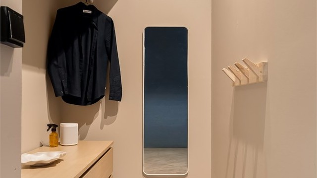 Lekkert hovedsoverom med walk-in garderobe.