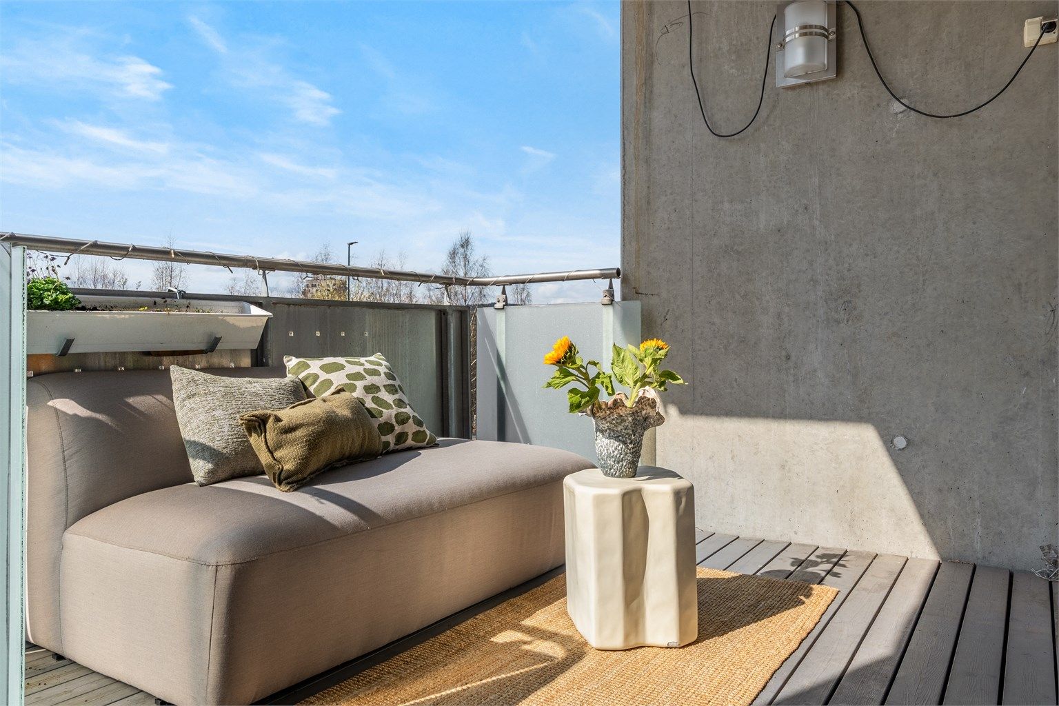 På balkongen er det god plass til balkongmøbler, planter og grill.