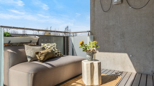 På balkongen er det god plass til balkongmøbler, planter og grill.