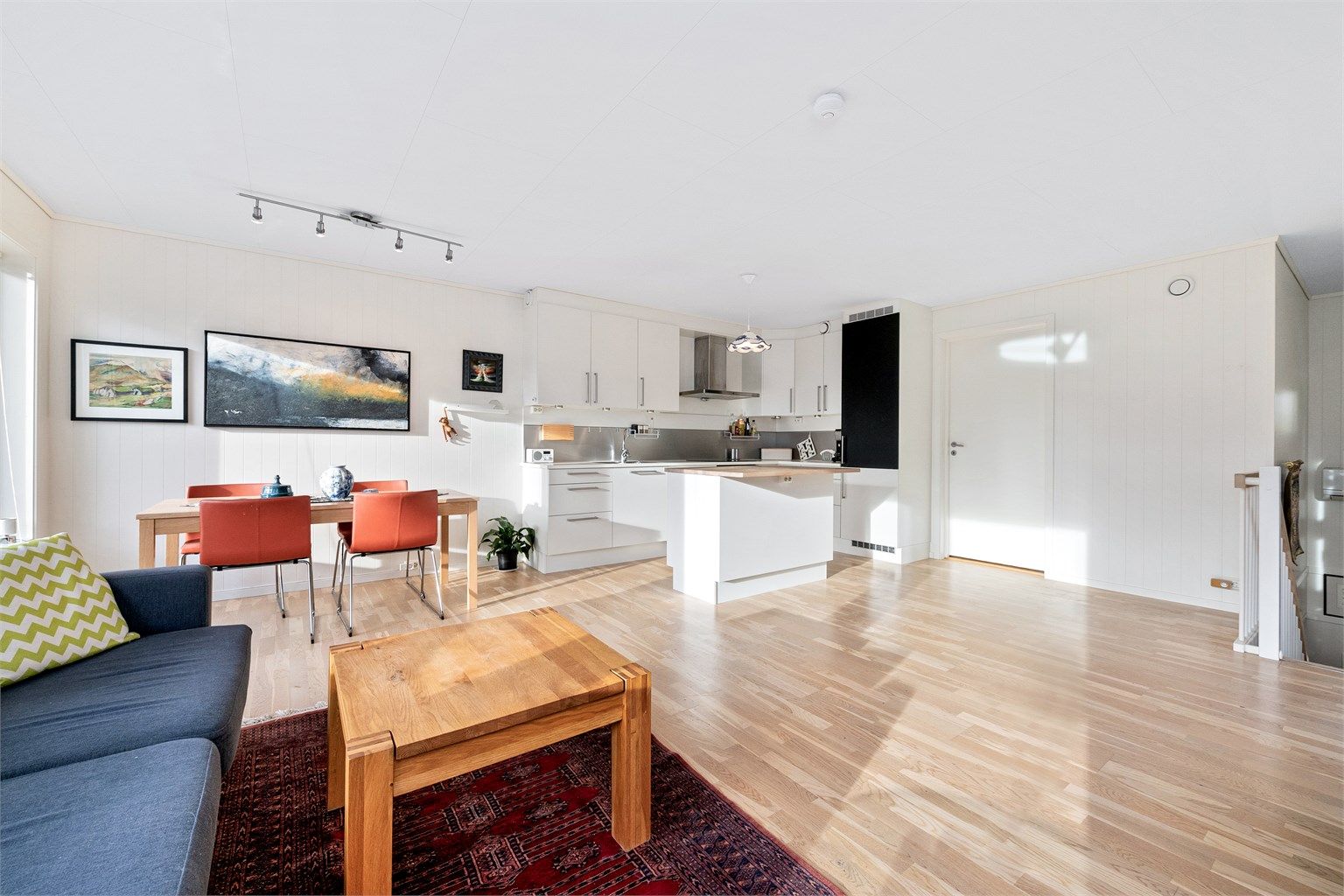 Stuen har god plass til både sofagruppe og spisebord.