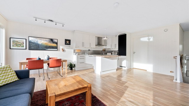 Stuen har god plass til både sofagruppe og spisebord.