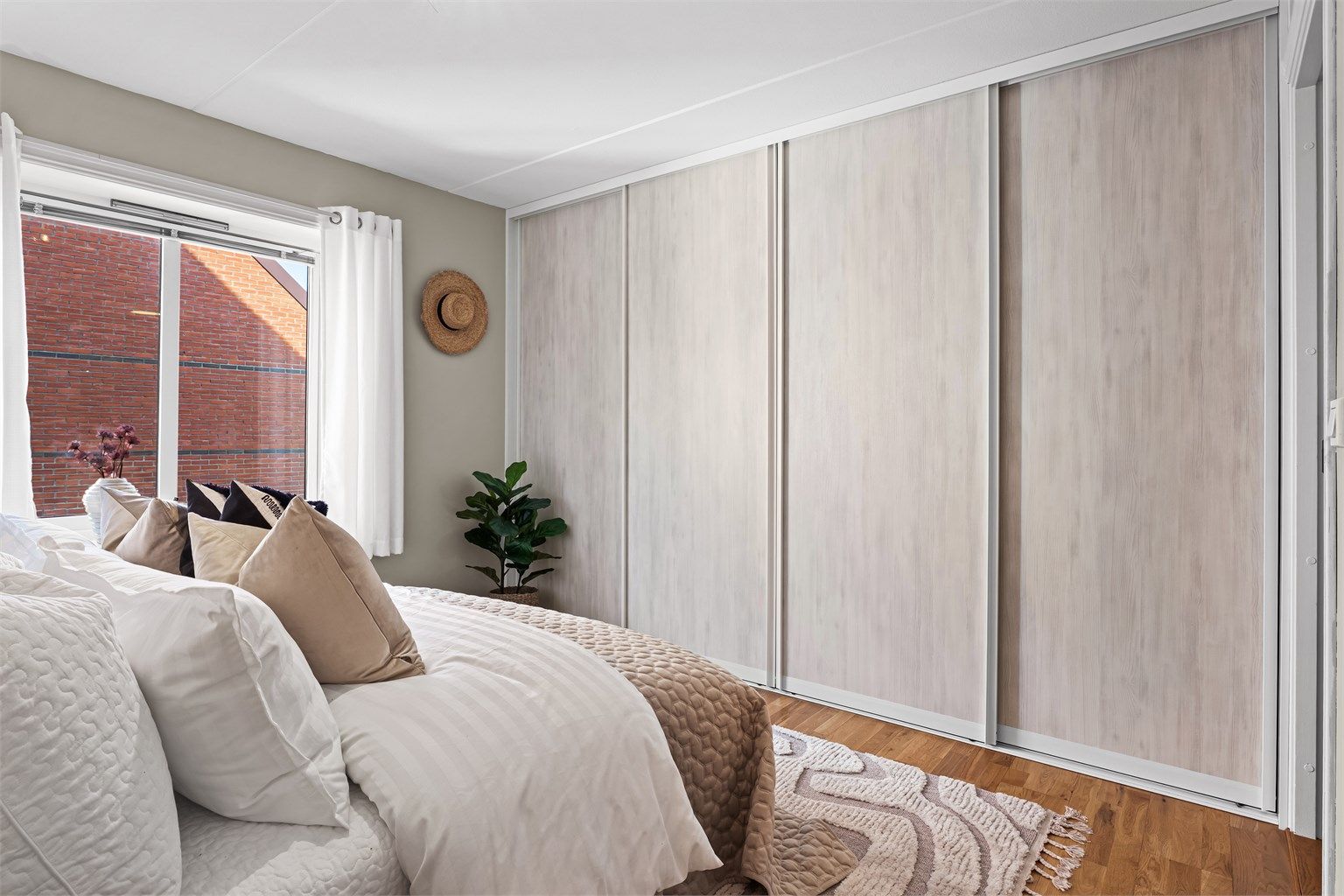 Hovedsoverom med stor skyvedørsgarderobe