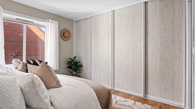 Hovedsoverom med stor skyvedørsgarderobe