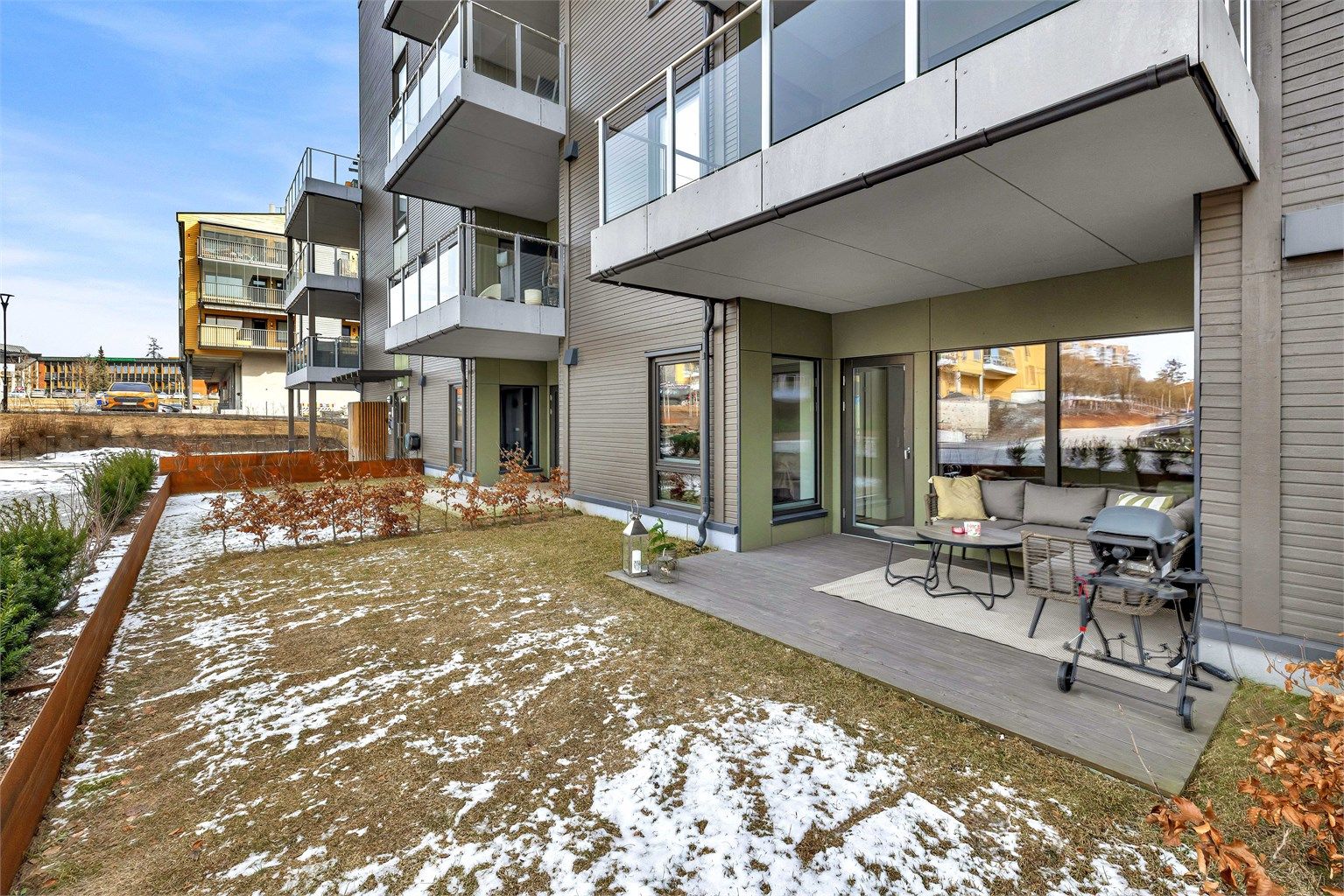 Velkommen tl denne flotte, moderne og arealeffektive leiligheten med en unik uteplass/hage! 