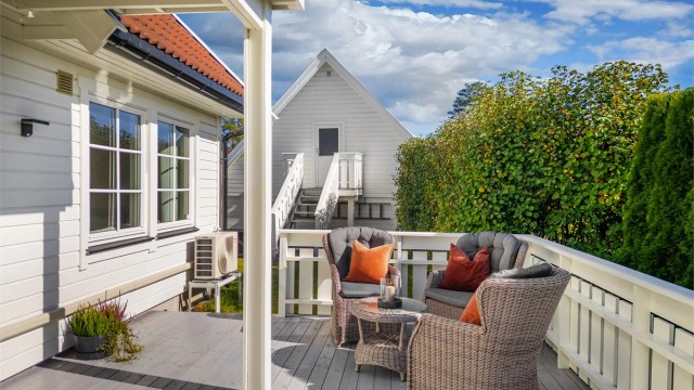 Det ble i 2025 skiftet gulv terrasse og samt en del av bordene på rekkverket