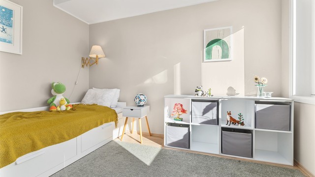Soverom II har plass til seng, garderobeskap og skrivepult