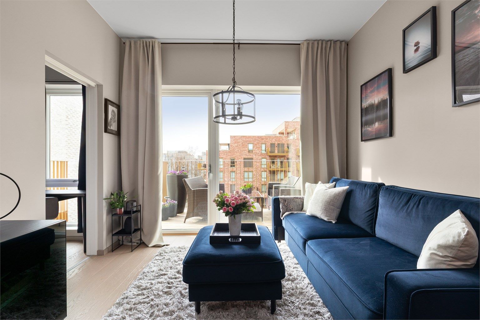 Herlig takhøyde på 2,89 meter i stuen gir ekstra god romfølelse. Foto: Hanne Bruland