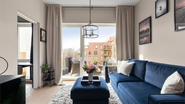 Herlig takhøyde på 2,89 meter i stuen gir ekstra god romfølelse. Foto: Hanne Bruland