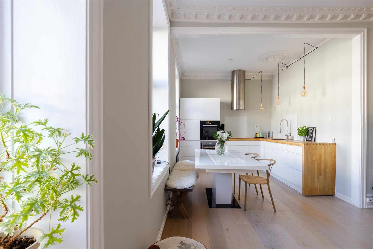 Naturlig plass til langbord mellom stuen og kjøkkenet.