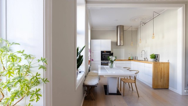 Naturlig plass til langbord mellom stuen og kjøkkenet.