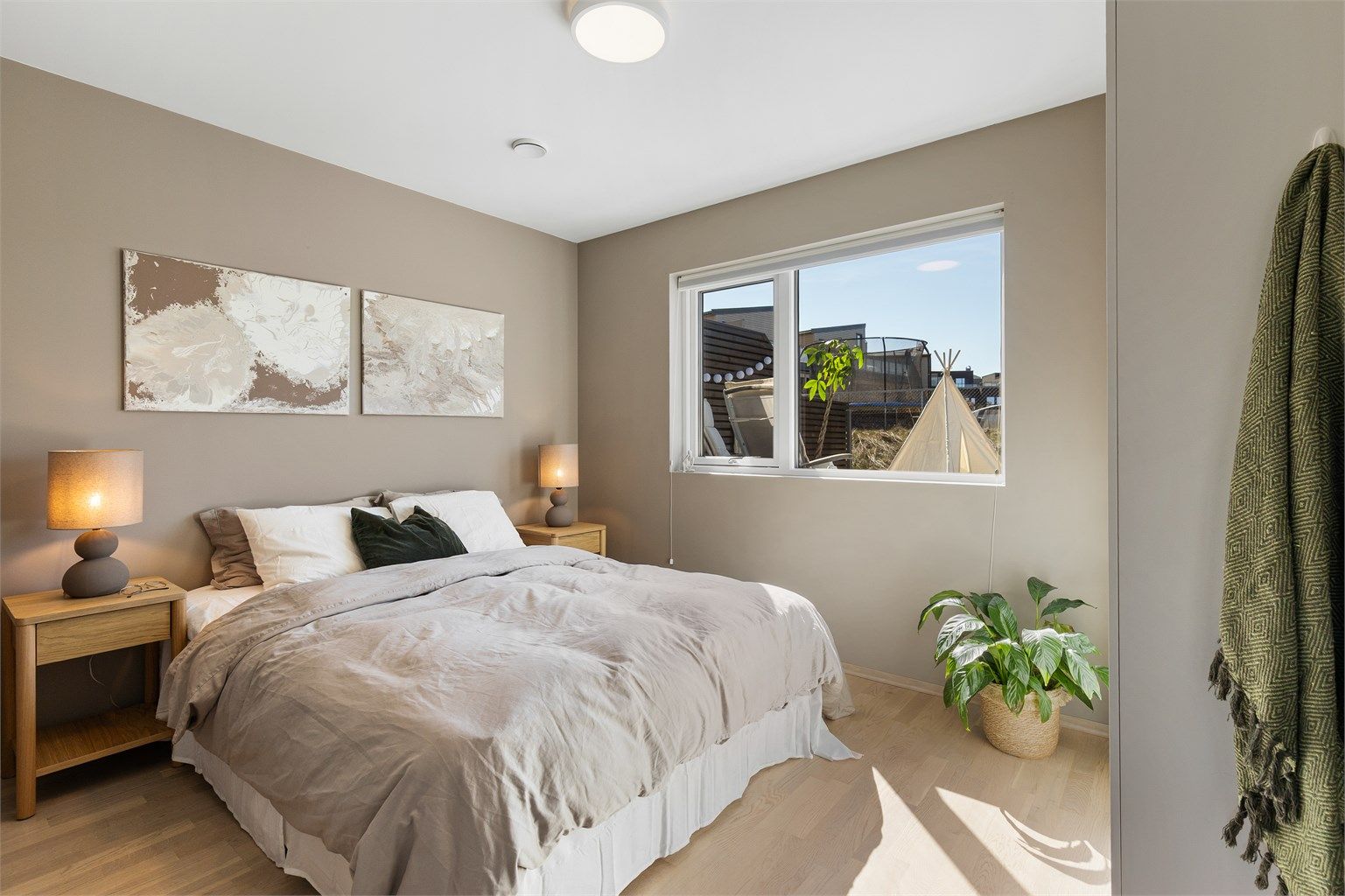 Romslig og lunt soverom i andre etasje, ideelt som barnerom, gjesterom eller kontor.