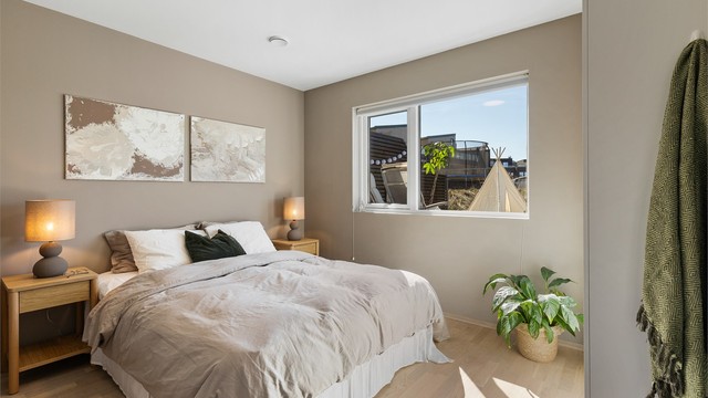 Romslig og lunt soverom i andre etasje, ideelt som barnerom, gjesterom eller kontor.