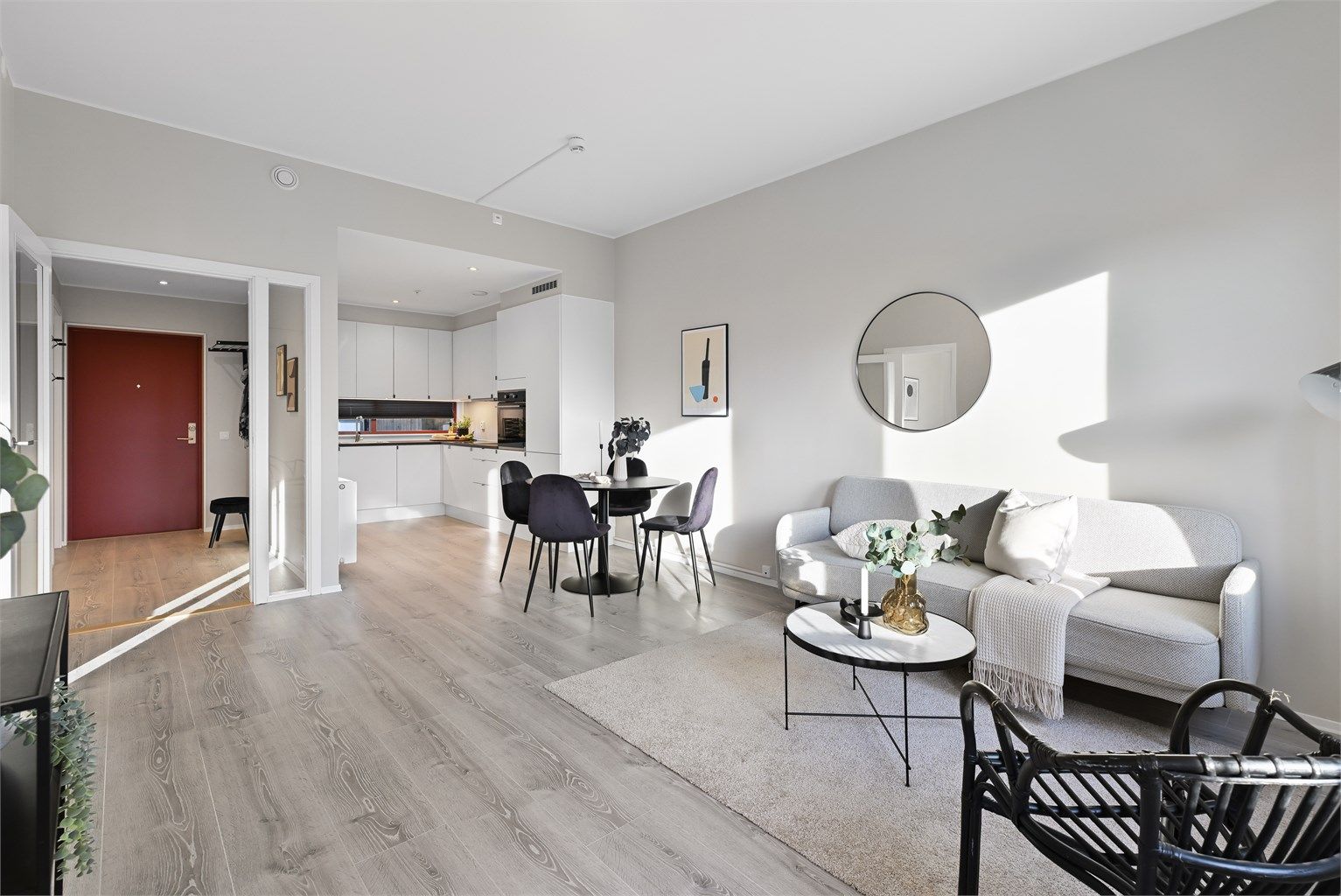 Med unntak av badet har leiligheten gjennomgående like laminatgulv noe som bidrar til en naturlig flyt mellom rommene