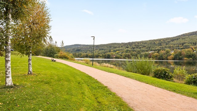 Umiddelbar nærhet til flotte tur- og rekreasjonsområder langs elva.
