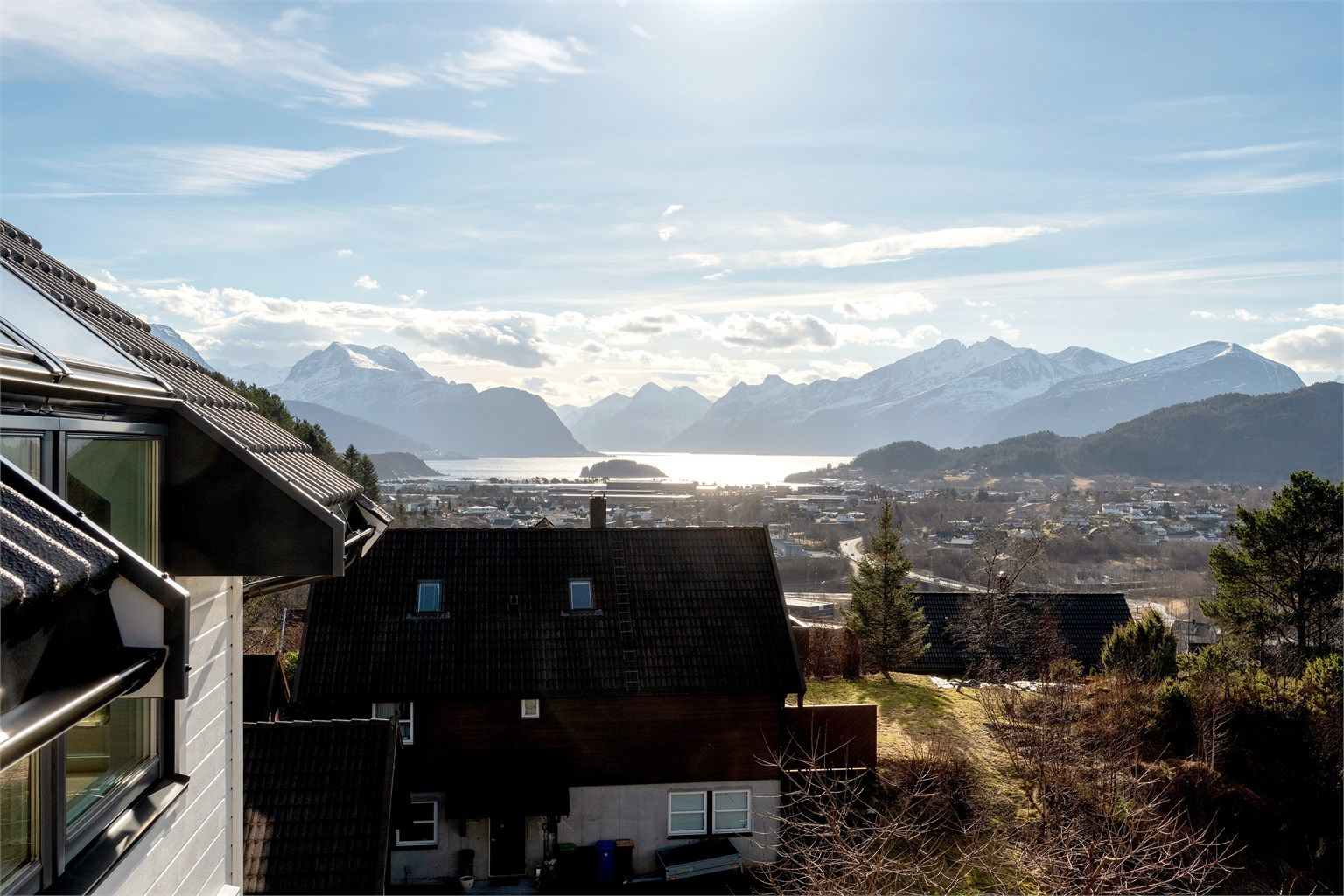 Utsikt mot de mektige Sunnmørsalpene og Hjørundfjorden i syd