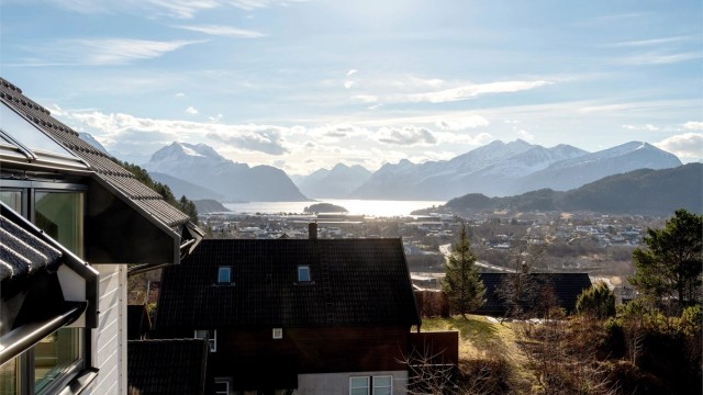 Utsikt mot de mektige Sunnmørsalpene og Hjørundfjorden i syd