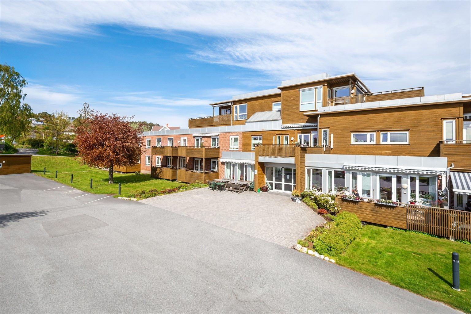 Toppleilighet solrikt beliggende i attraktivt borettslag -Fellesområde er pent opparbeidet med belegningsstein og beplantninger