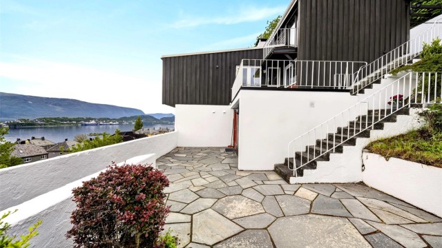 Velkommen til Fjelltunvegen 15! En arkitekttegnet enebolig over tre nivåer med flott beliggenhet og fantastisk utsikt presentert av Eiendomsmegler Geir Kristian Ødegård
Foto: Geir Bjørndal