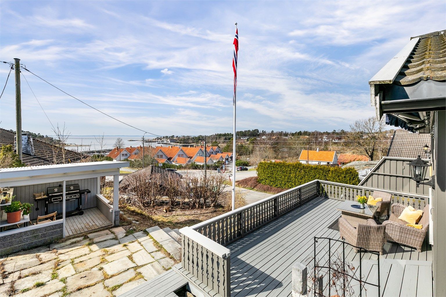 På dager med god sikt ser du helt til toppene på motsatt side av fjorden.