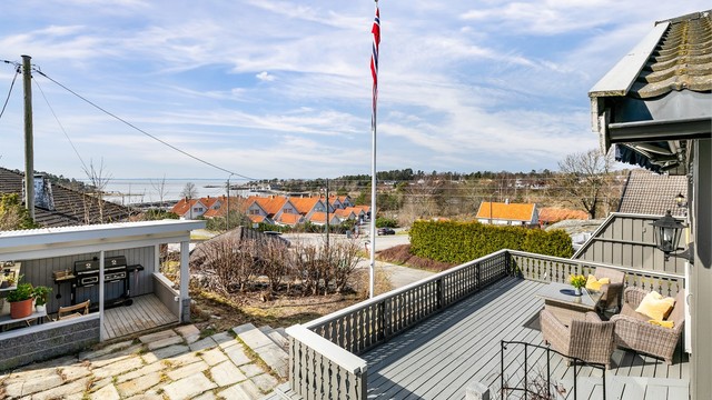 På dager med god sikt ser du helt til toppene på motsatt side av fjorden.