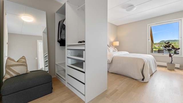 Det er heis i bygget som tar deg direkte opp til leilighetsplanet og ned til felles underetasje med boder og parkeringsanlegg