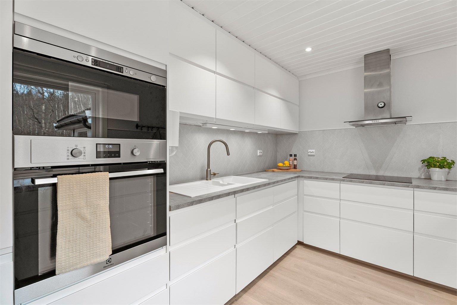 Innholdsrikt og tidløst kjøkken med god skap- og benkeplass. Her får du integrerte hvitevarer som stekeovn, koketopp, oppvaskmaskin, micro, og kjøleskap/frys. 