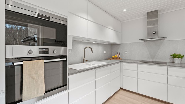 Innholdsrikt og tidløst kjøkken med god skap- og benkeplass. Her får du integrerte hvitevarer som stekeovn, koketopp, oppvaskmaskin, micro, og kjøleskap/frys.