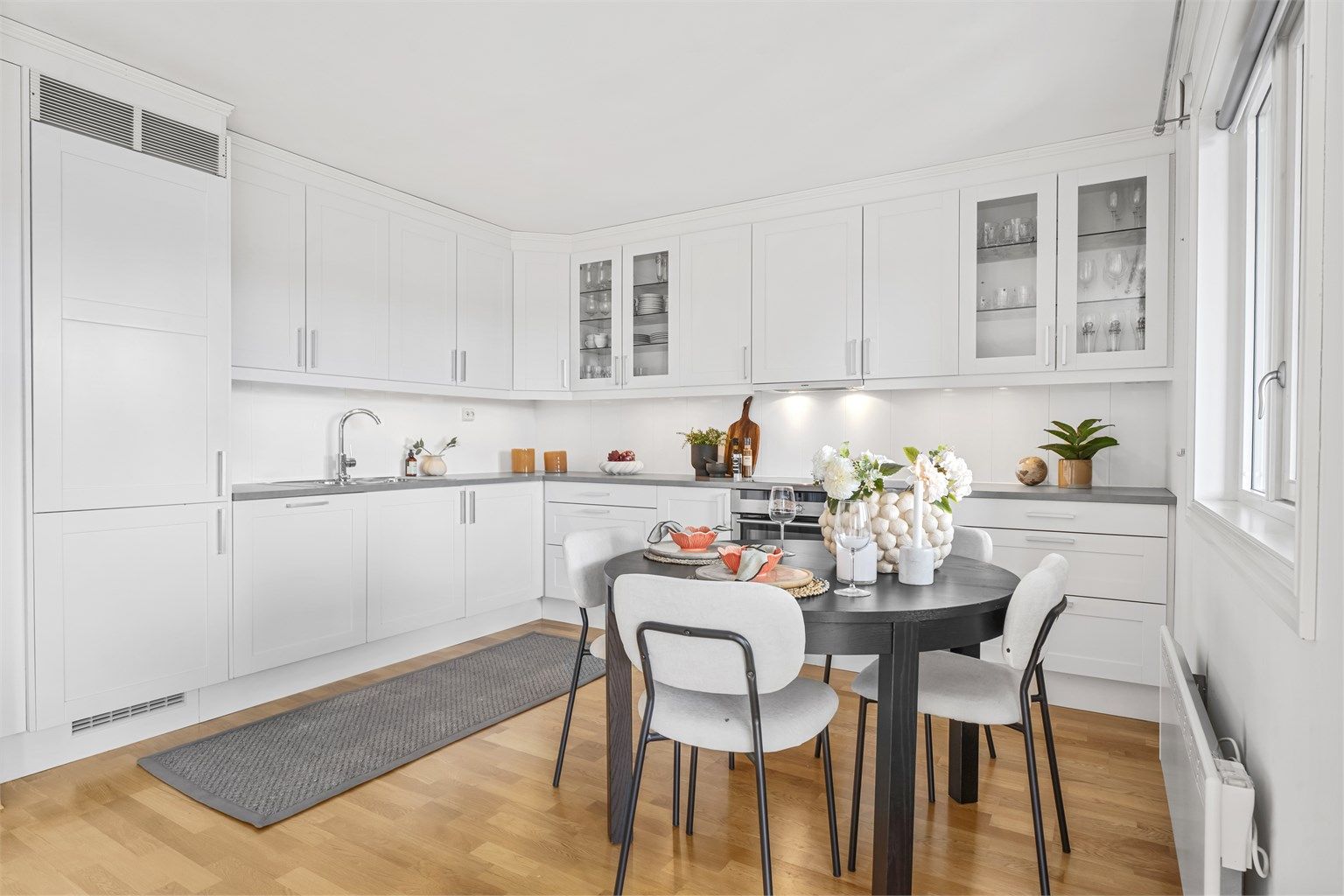 Kjøkkenet har rikelig med skap- og benkeplass og kjøkkenvinduet som er orientert mot sydvest gir fint naturlig lys