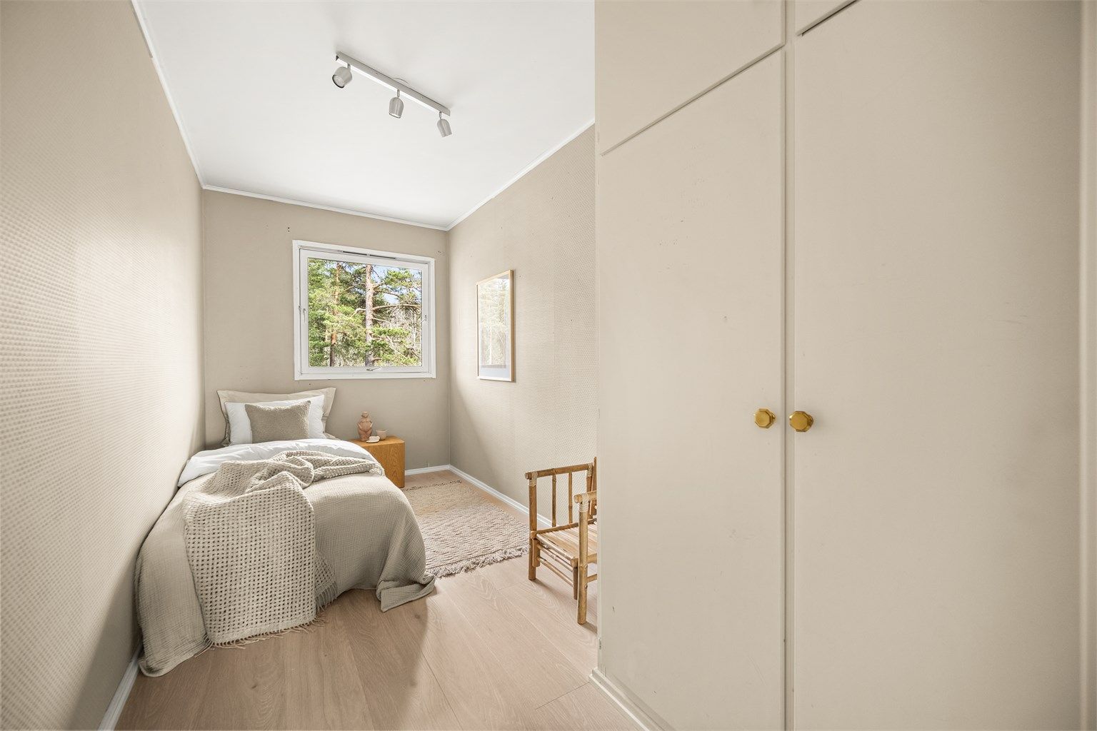 Det andre soverommet har plassbygget garderobeskap og egner seg godt som barnerom, gjesterom eller hjemmekontor.