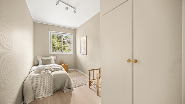 Det andre soverommet har plassbygget garderobeskap og egner seg godt som barnerom, gjesterom eller hjemmekontor.