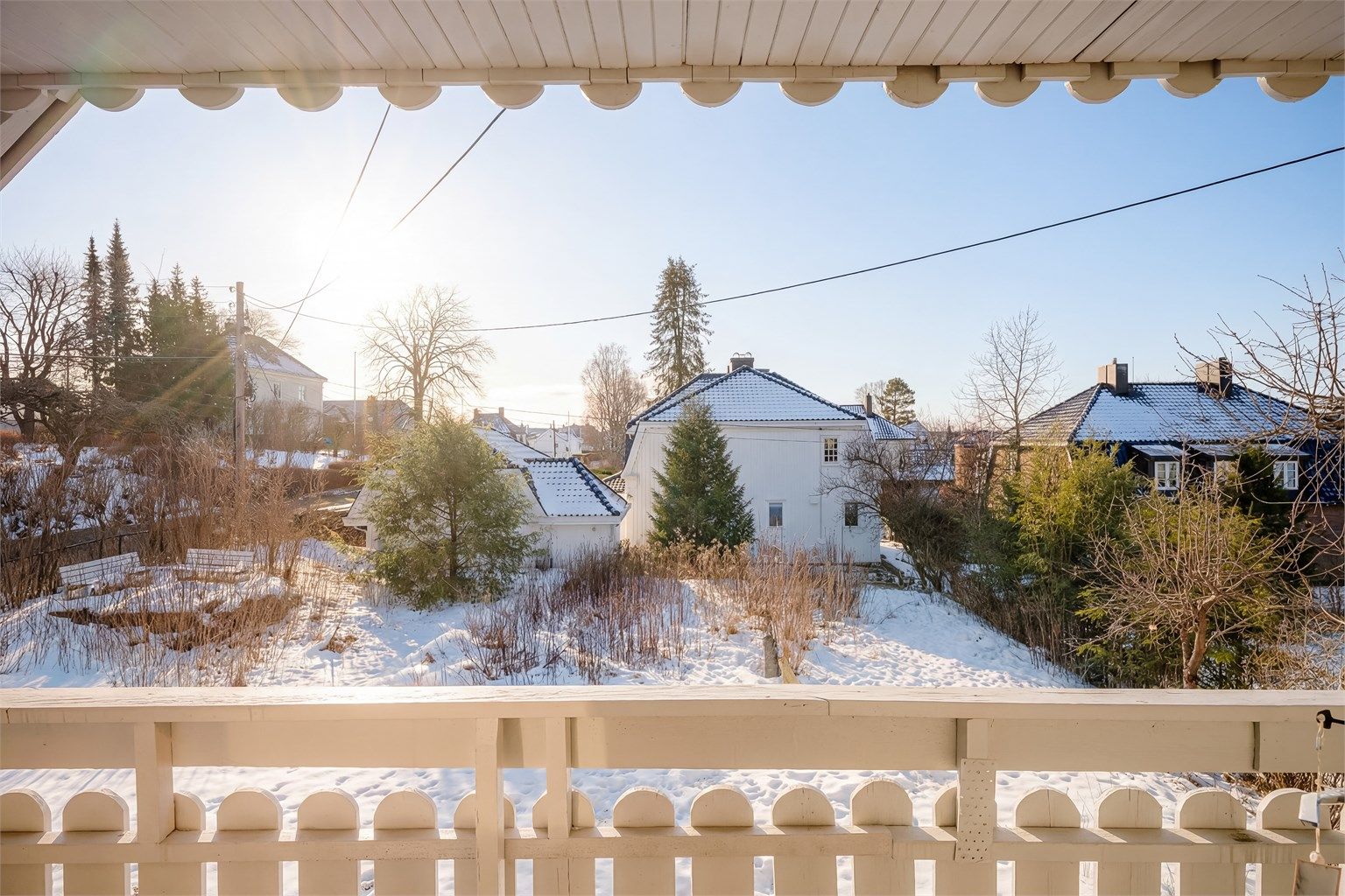Balkong vendt mot syd med nydelige solforhold på dagtid.