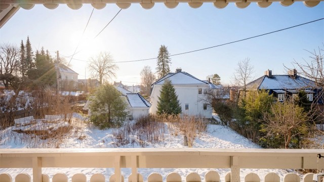 Balkong vendt mot syd med nydelige solforhold på dagtid.