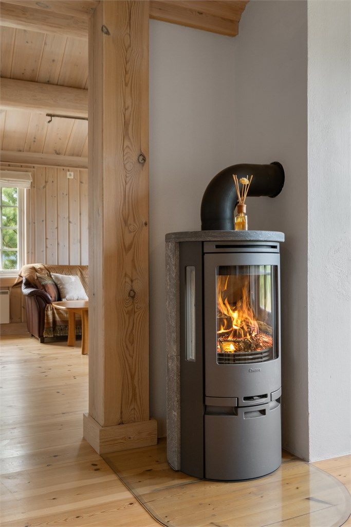 Meget praktisk og koselig med peisovner både i spisestuen og i stuen.