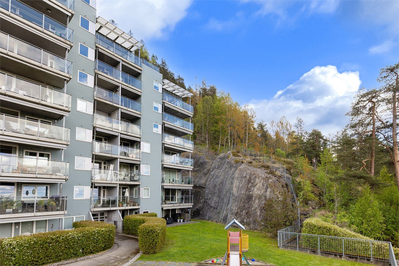 Sameiet har hyggelig opparbeidet fellesområder på framsiden, og en stor terrasse med sittegrupper i 5.etasje på baksiden av bygget. Fra baksiden er det også direkte adkomst til marka via en låsbar port.