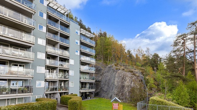 Sameiet har hyggelig opparbeidet fellesområder på framsiden, og en stor terrasse med sittegrupper i 5.etasje på baksiden av bygget. Fra baksiden er det også direkte adkomst til marka via en låsbar port.