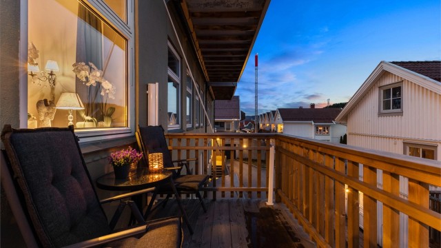 Sol fra ca. kl. 07.00 til 14.30 (midtsommerstid) iflg. selger