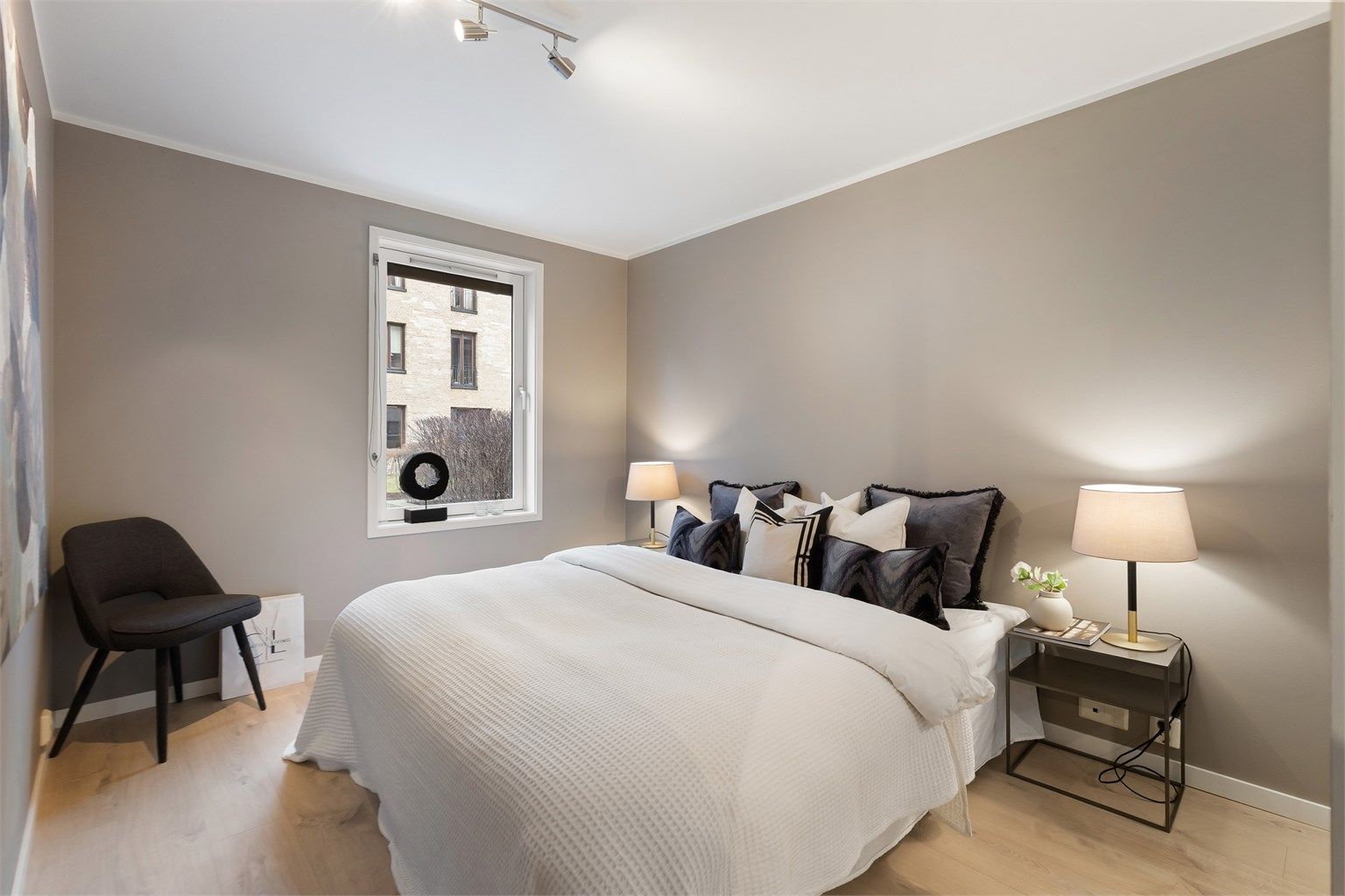 Hovedsoverommet har god plass til dobbeltseng og tilhørende møblement.