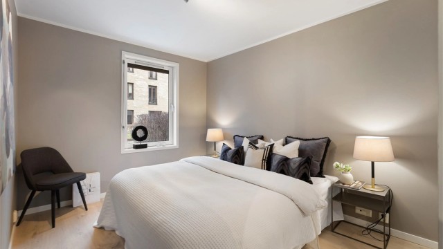 Hovedsoverommet har god plass til dobbeltseng og tilhørende møblement.